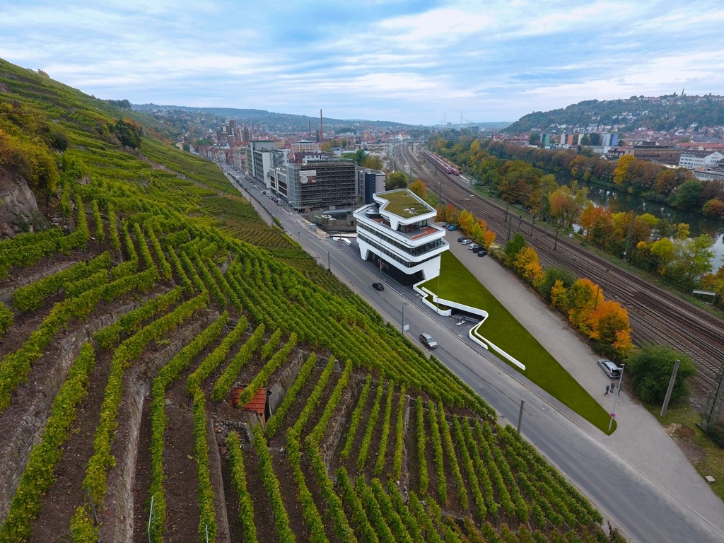 Die einzelnen Ebenen des polygonalen Verwaltungsgebäudes ahmen die typische Terrassenstruktur der Weinberge nach und schaffen so einen harmonischen Übergang zwischen der Natur und der strengen Blockstruktur der im Osten angrenzenden Bebauung