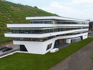 Im Rahmen des Städtebauprojekts „Neue Weststadt“ in Esslingen am Neckar haben fritzen 28 ein neues Verwaltungsgebäude für den Arbeitgeberverband Südwestmetall realisiert