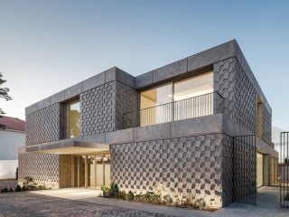 Für die Ägyptische Botschaft in Lissabon entwarfen Promontório Architects ein repräsentatives  Bürogebäude