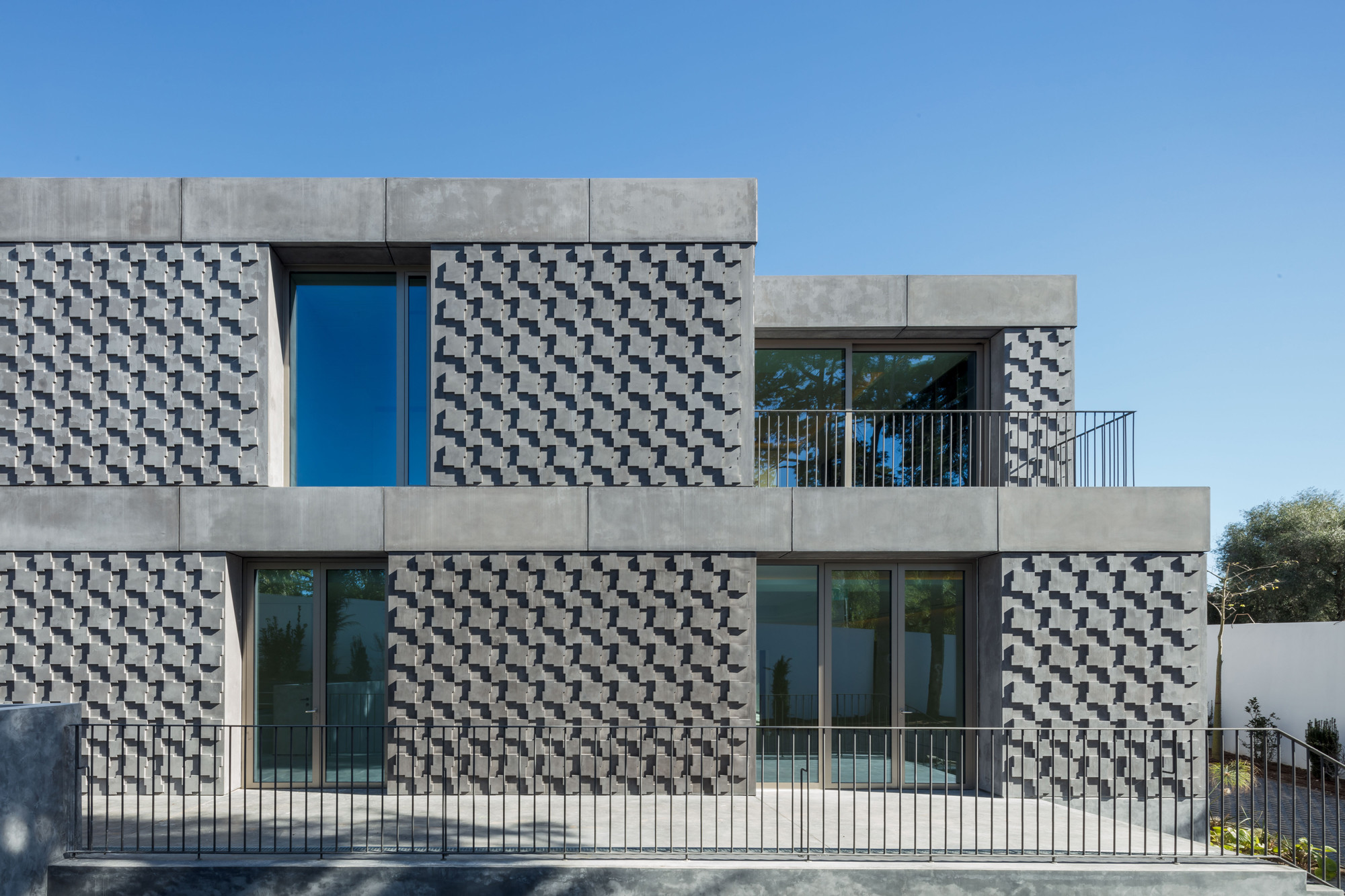 Durch die Geschossdecken erhält der Bau horizontale Prägung 