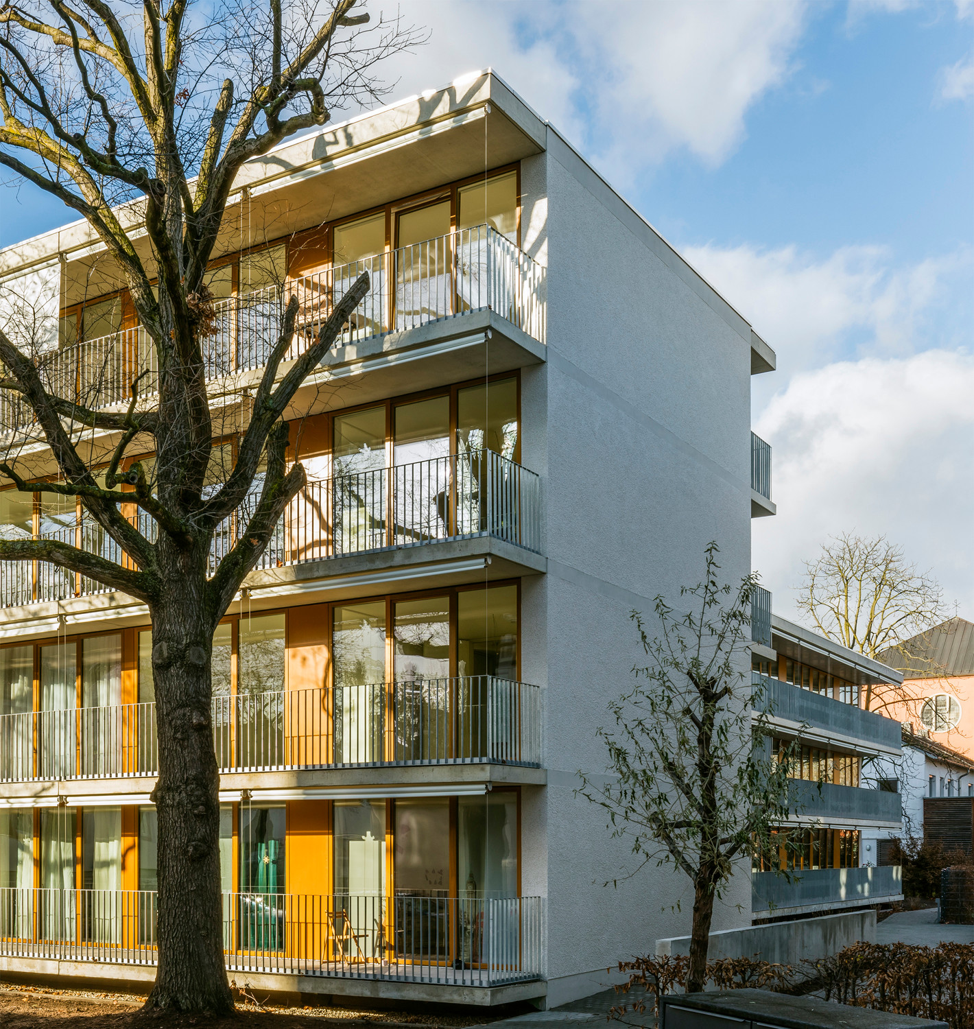 Eine gemeinsame Erschließung verbindet die drei unterschiedlich hohen Baukörper des Seniorenwohnhauses