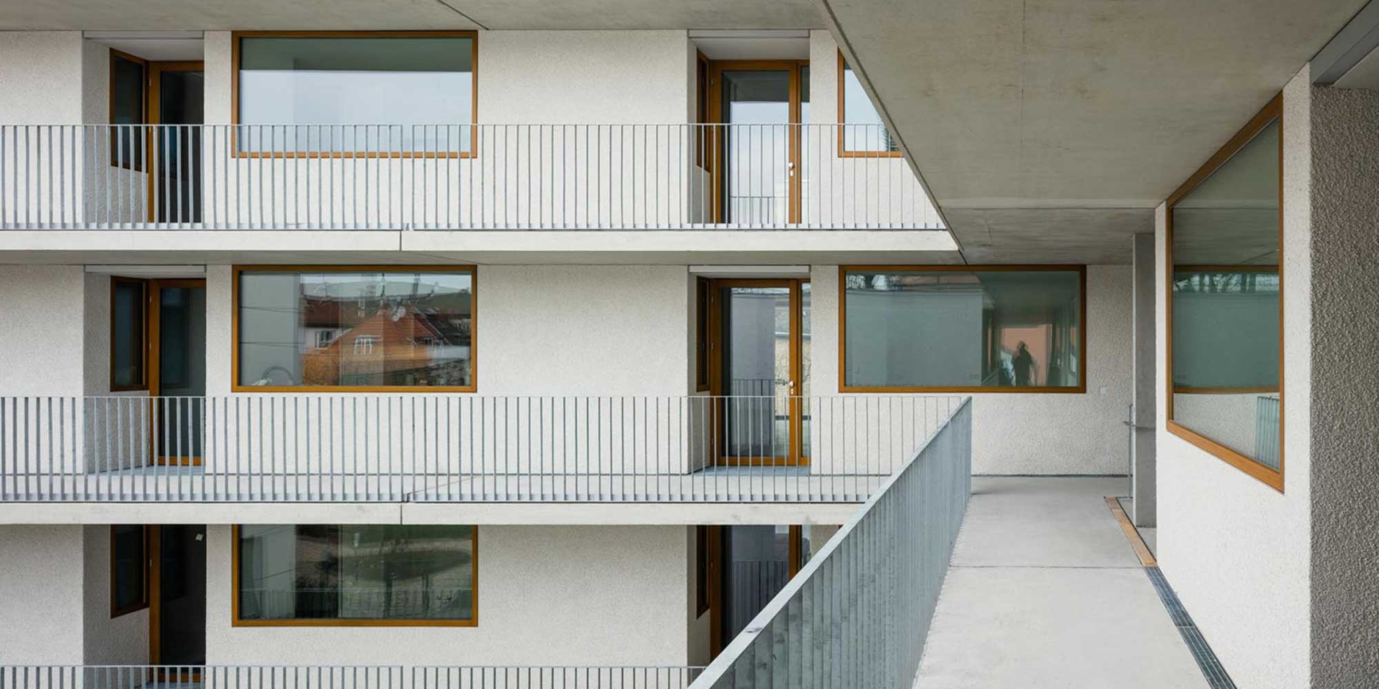 Breite Fenster vor den Küchen und eingerückte Eingänge: Viel Tageslicht und Sichtbezüge waren das Ziel