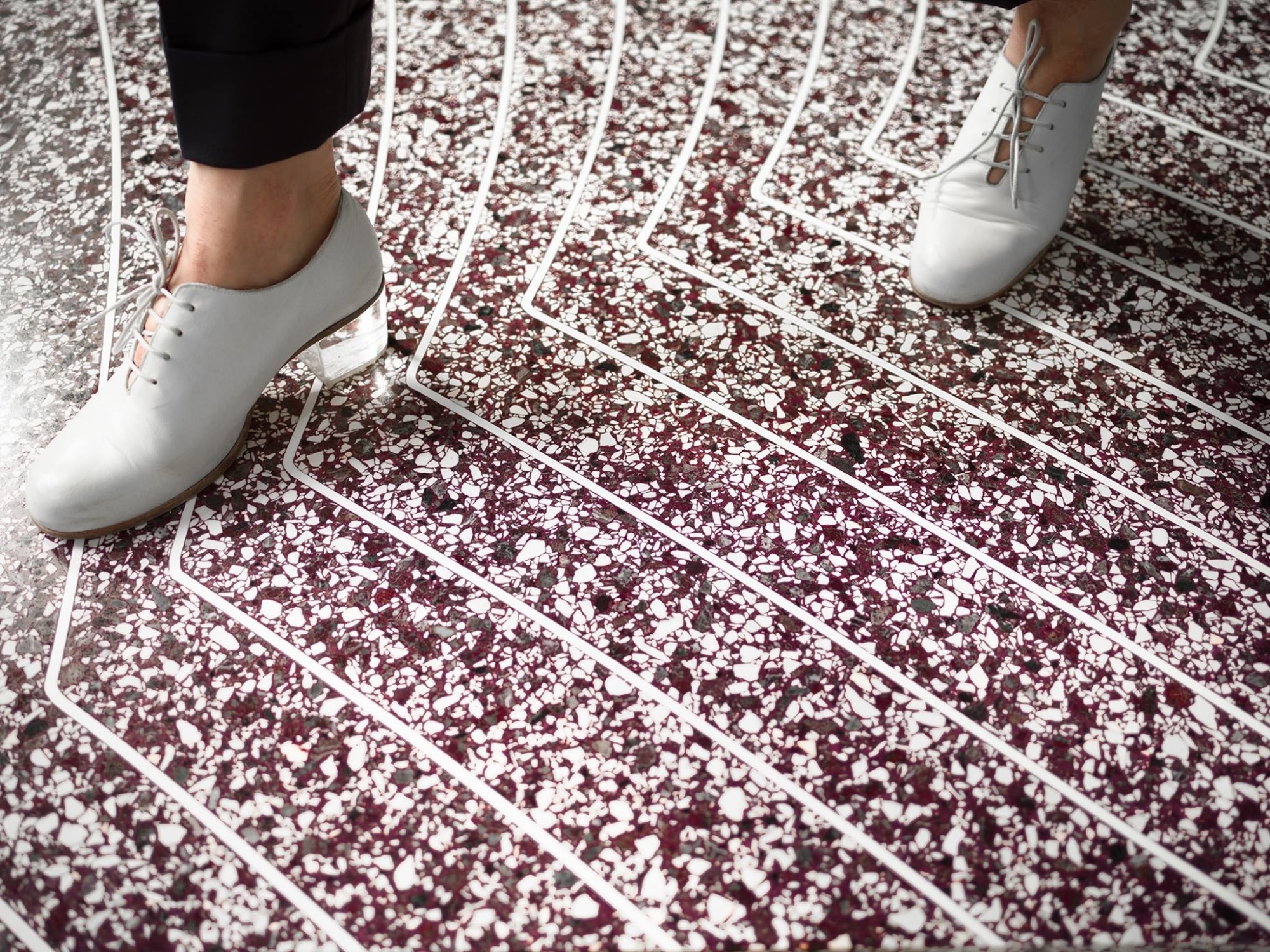 Das niederländische Unternehmen Aectual stellt Terrazzoböden mit individuell gestaltbaren Linienmustern her