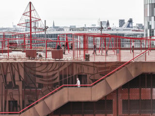 Mit einer Spielfläche auf dem Dach und einer lebendigen Fassadengestaltung setzten JaJa Architects das Parkhaus in ein gutes Licht