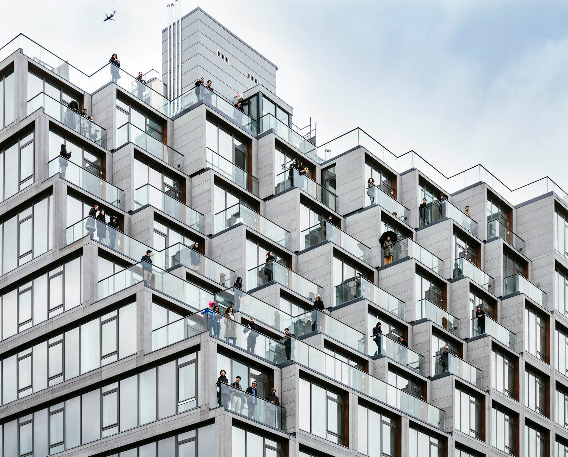 Die Terrassierung führt Licht und Luft in die oberen Apartments; deren Freibereiche sorgen für Sichtbezüge und begünstigen nachbarschaftliche Kommunikation