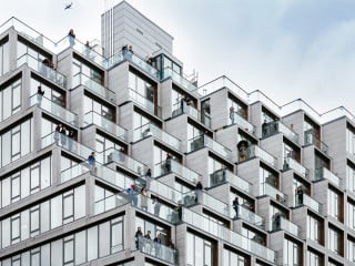 Das Eckgebäude nimmt deutlich Bezug zum Standort zwischen 1st Street und 4th Avenue