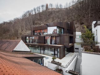 Oberhalb der Landshuter Altstadt am Steilhang unter Burg Trausnitz hat das Architekturbüro Leinhäupl + Neuber ein dreigeschossiges Wohn- und Geschäftshaus errichtet