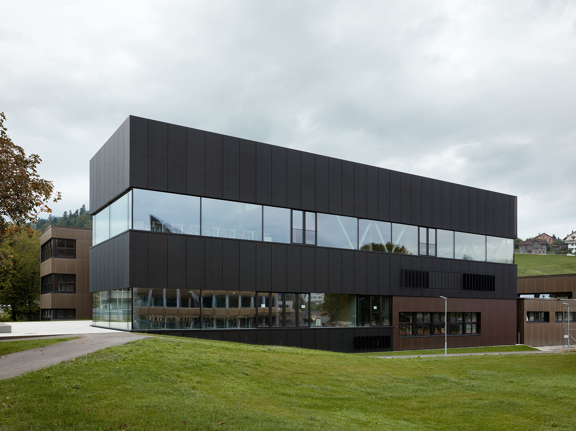 AO Architekten verfolgten bei der Sanierung des Schulgebäudes den Ansatz: Aufwertung durch Erweiterung und Funktionsadaption