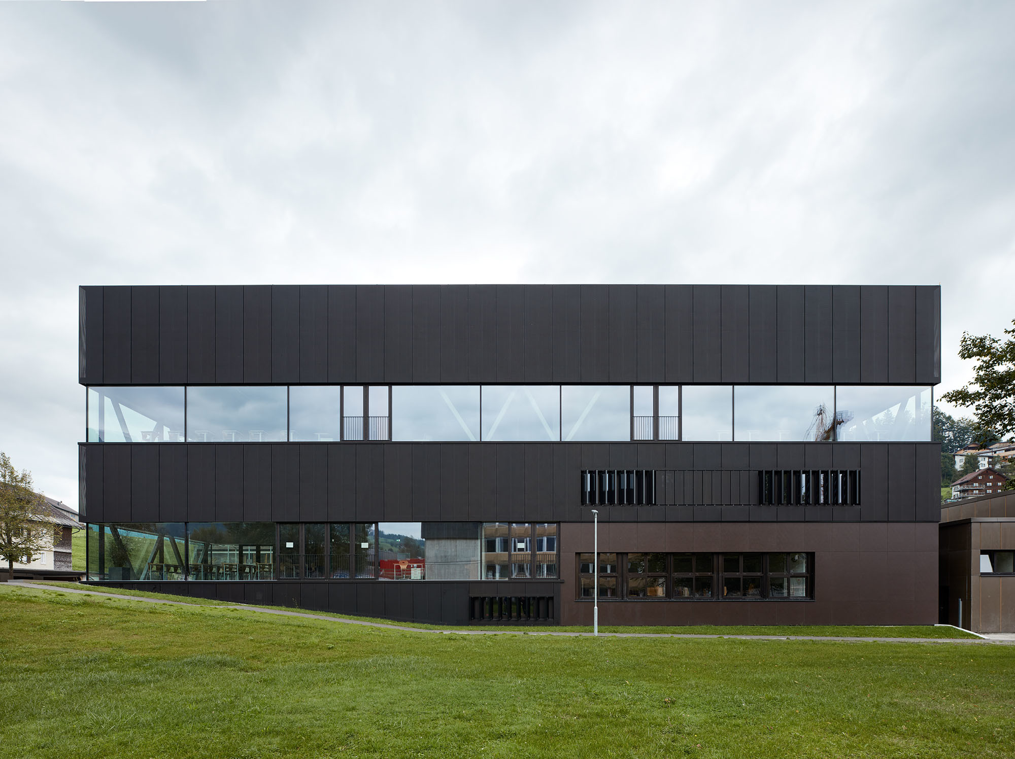 Der Neubau ist ein längsrechteckiger Riegel, dessen klare Linienführung der Oberschule im dörflichen Kontext zu mehr Präsenz verhelfen soll 