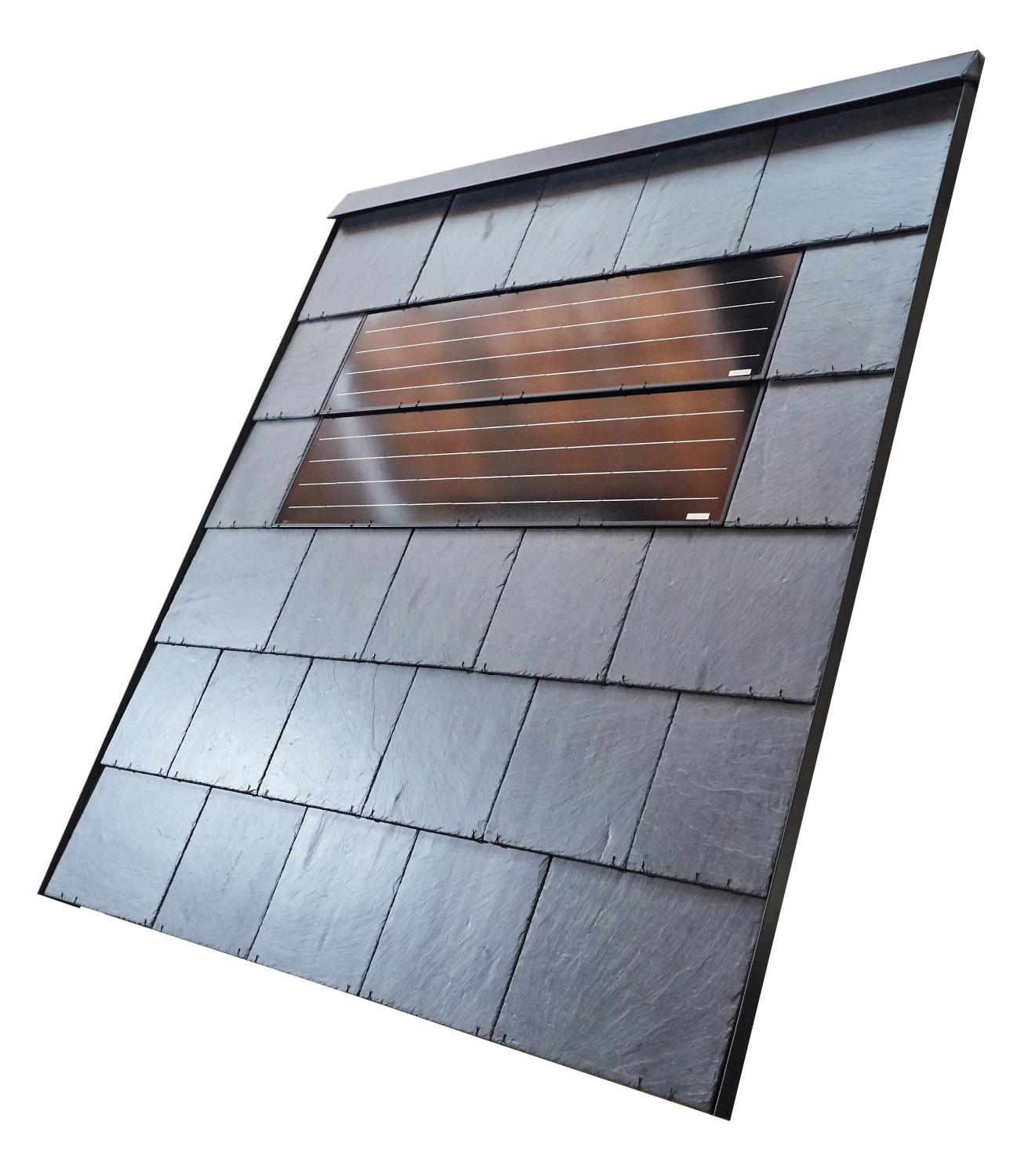 Möglich ist eine Integration von Solarpaneelen, die sich dank ihrer Maße und einer leicht schimmernden Oberfläche gut in das Raster der Schieferdeckung einfügen