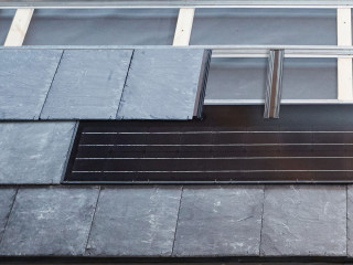 Die Firma Rathscheck hat eine Systemdeckung für Schiefer entwickelt, die eine schnelle Verlegung auch ohne spezielle Kenntnisse des Dachdeckers ermöglicht