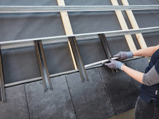 Dank eines vereinfachten Einbaus und geringeren Materialaufwands macht die neue Systemdeckung des Herstellers Rathscheck das Schieferdach auch für diejenigen Bauherren und Architekten interessant, die bisher aus Kostengründen davon absahen