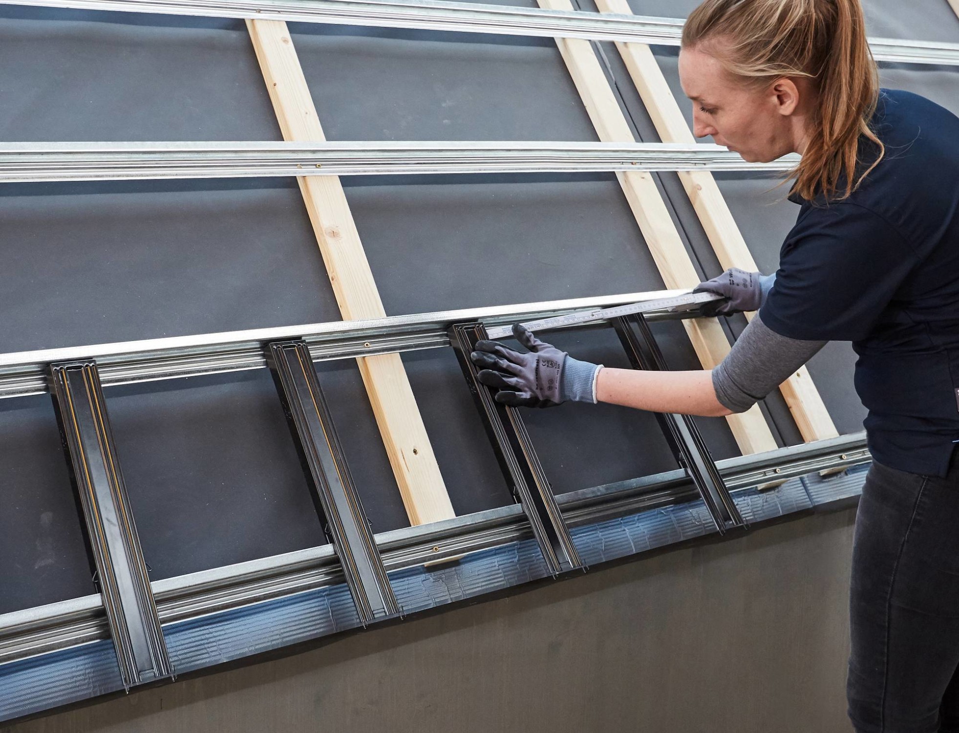 Bei dem Schiefer-System handelt es sich um eine Rechteck-Deckung, die mithilfe von Metallprofilen und wasserführenden Verbindungselementen als regensichere Einfachdeckung ausgeführt wird
