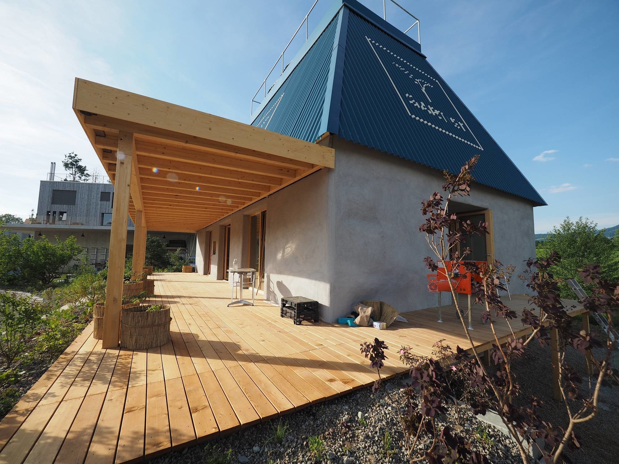 Eine überdachte Terrasse lädt zum Verweilen ein