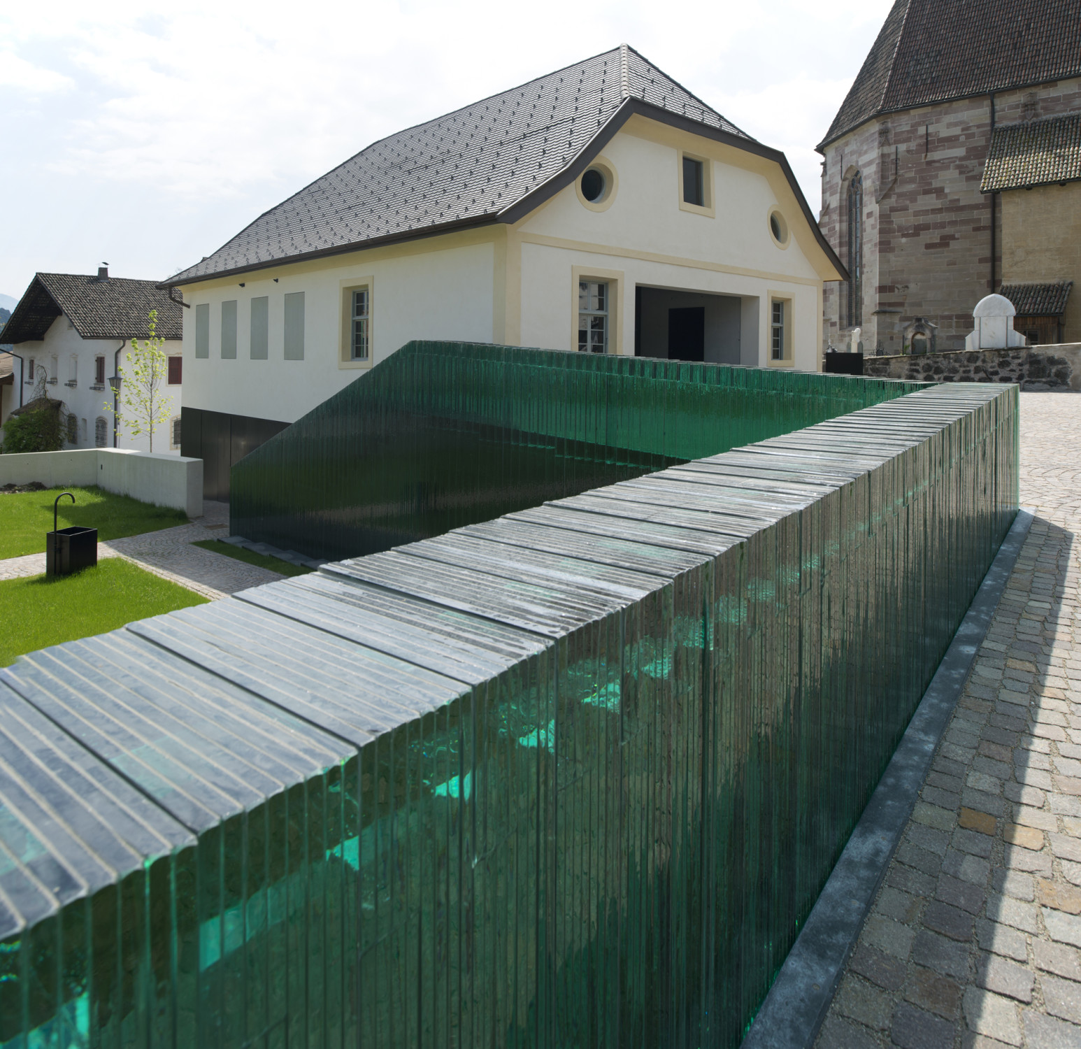Das ehemalige Schulhaus wurde zur Trauerhalle umgebaut