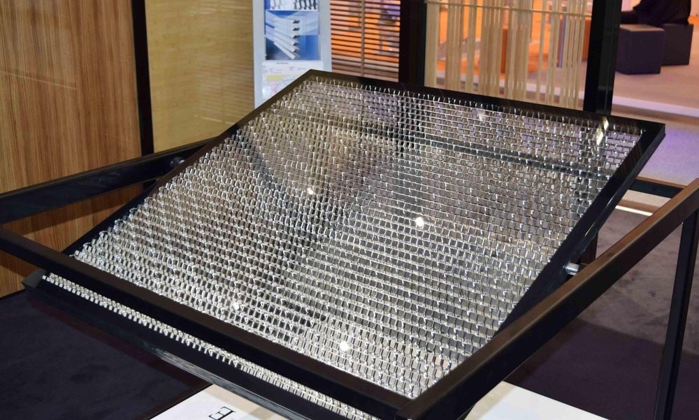 Das dreidimensional geformte, hochreflektierende Sonnenschutzraster im Scheibenzwischenraum verhindert zu jeder Tageszeit eine direkte Sonneneinstrahlung