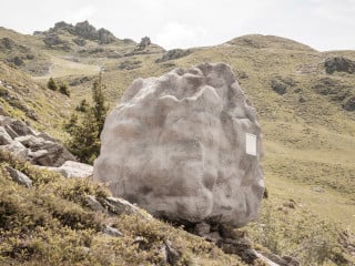 Suchspiel in der Natur: Die Berghütte Antoine tarnt sich in seiner zerklüfteten, fast baumlosen Umgebung in den Walliser Alpen