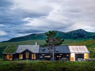 Wer von einer Bergtour kommt, betritt das Haus von Süden durch den weitgehend transparenten Abstellraum