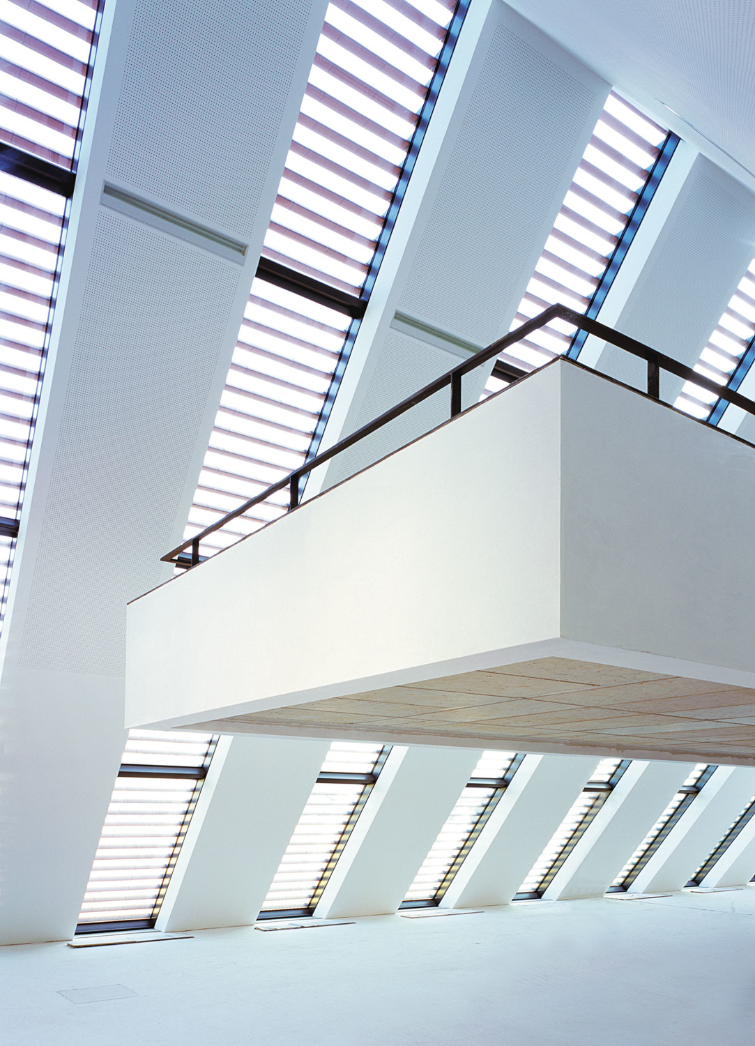 Das Licht dringt gefiltert in den Innenraum, die Außenwirkung ist homogen; Architektur: Auer + Weber + Architekten, München