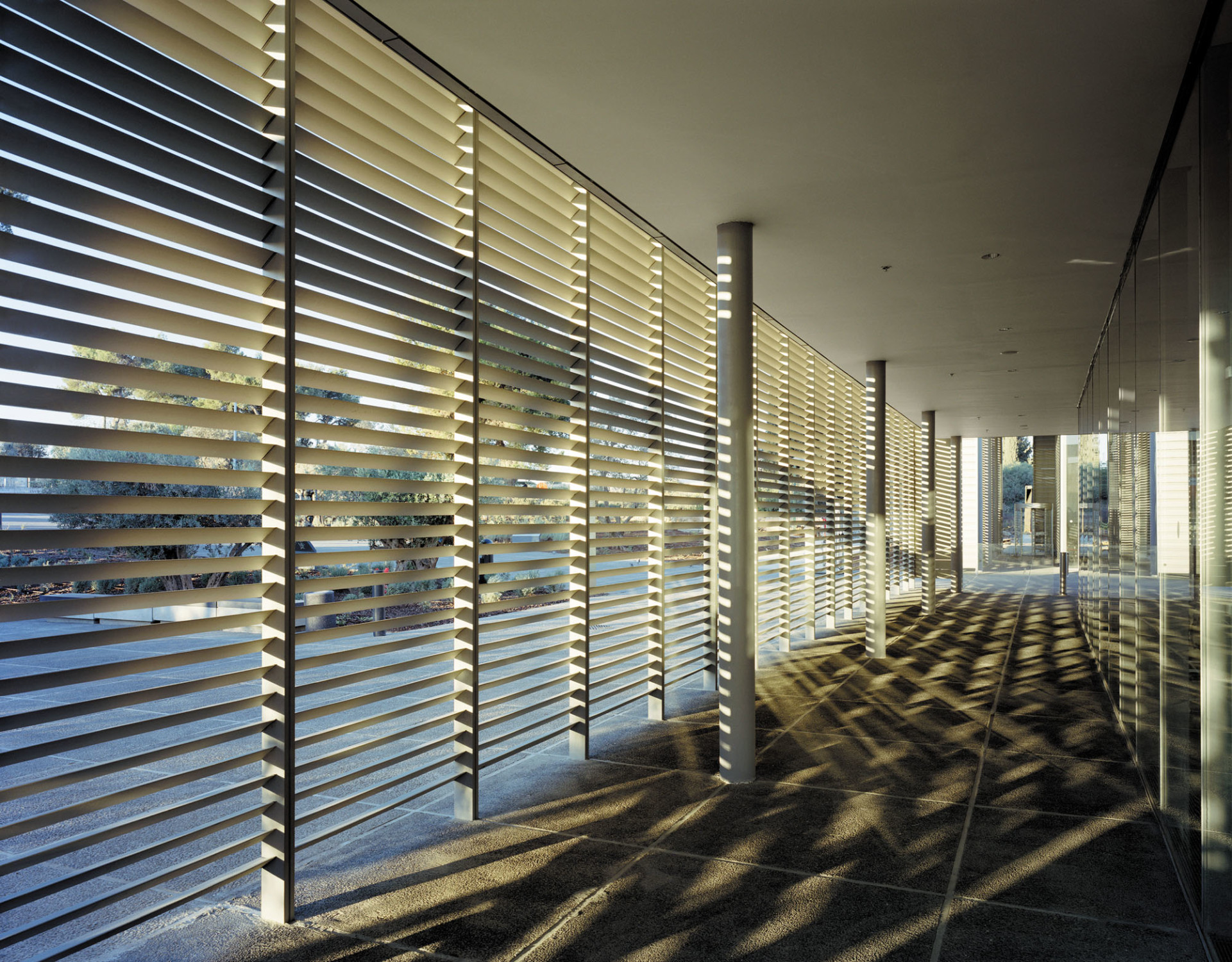 Baguettes mit ovalem Querschnitt kommen als Sonnenschutzlamellen beim Israel Museum in Jerusalem zum Einsatz; Architekten: James Carpenter Design Associates, New York; Efrat Kowlasky Architects, Tel Aviv
