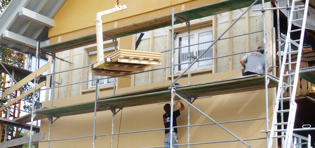 Für die Holz- als auch Massivbauweise ohne Hinterlüftung bietet Gutex die diffusionsoffene und feuchteregulierende Dämmplatte aus Holzfasern an