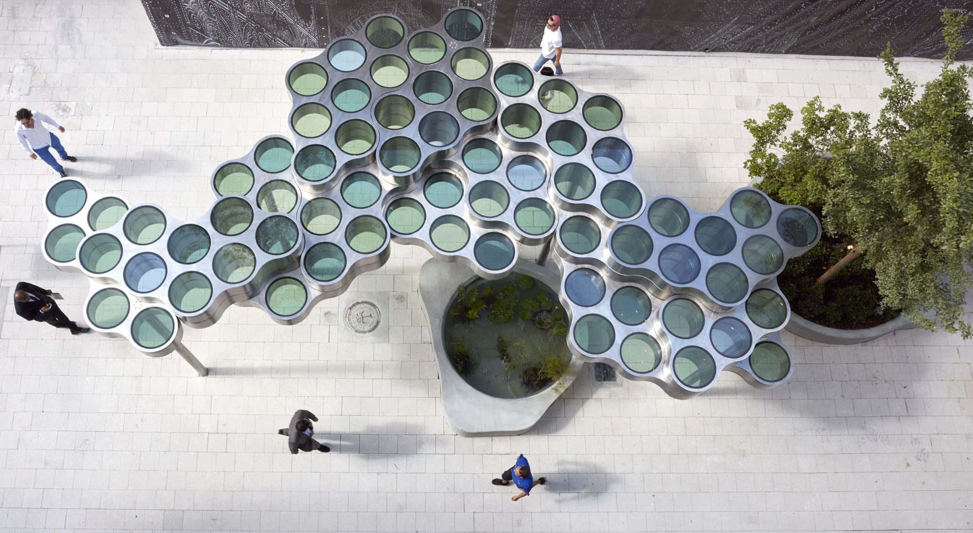Die Designer beschreiben Nuage als organische Pergola.