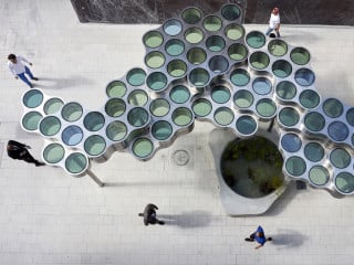 Die französischen Designer Ronan und Erwan Bouroullec entwarfen das modulare Sonnenschutz- und Sitzsystem aus Stahl, farbigem Glas und Beton für den Miami Design District.