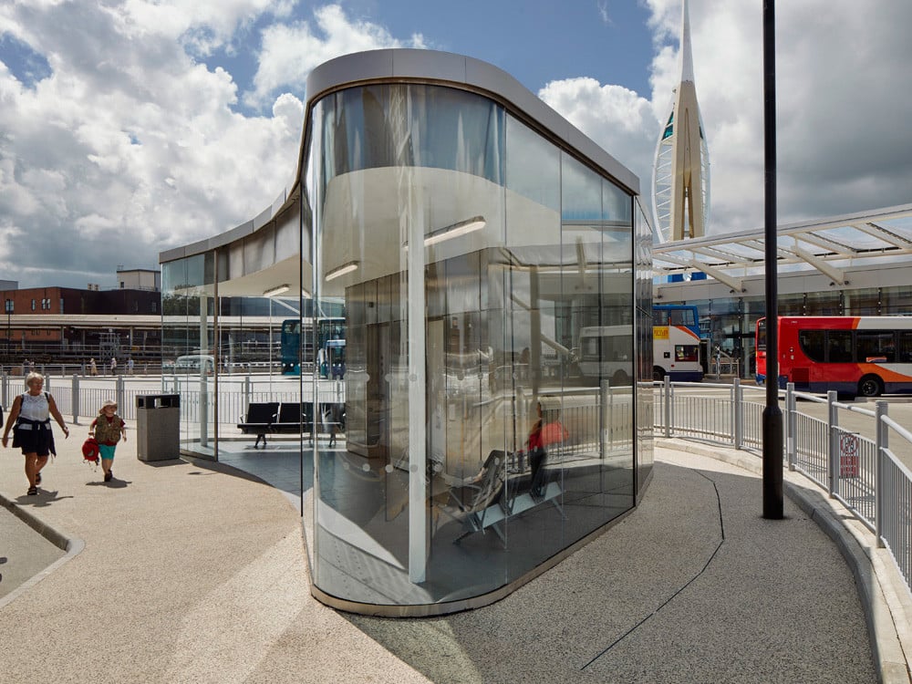 Herzstück des sanierten Umsteigebahnhofes The Hard Interchange in Portsmouth ist das gläserne Busterminal. Seine Form entspricht einem Dreieck mit konvexen Kanten und abgerundeten Ecken. Unter der filigranen Stahlkonstruktion an der Stirnseite befinden sich 10 Busstellplätze