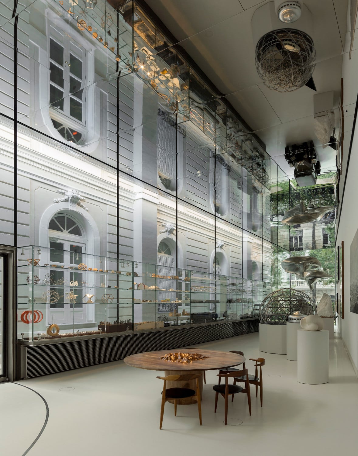 In der sanierten Stadtvilla sind das Archiv und die Bibliothek der Stiftung untergebracht, der Pavillon wird u.a. für Veranstaltungen genutzt