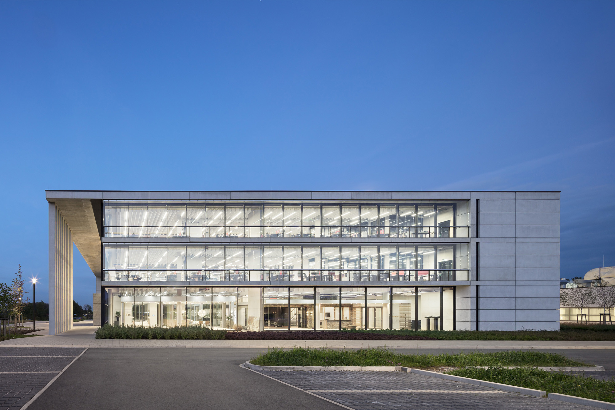 Der Eingangsbau zeigt ein Wechselspiel aus Beton und Glas (Ansicht West)