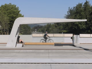 Die Planer der Architekturwerkstatt Dworzak-Grabher konzipierten die Brücke als Platz. Fünf verschiedene Betonoberflächen definieren die unterschiedlichen Zonen der Brücke