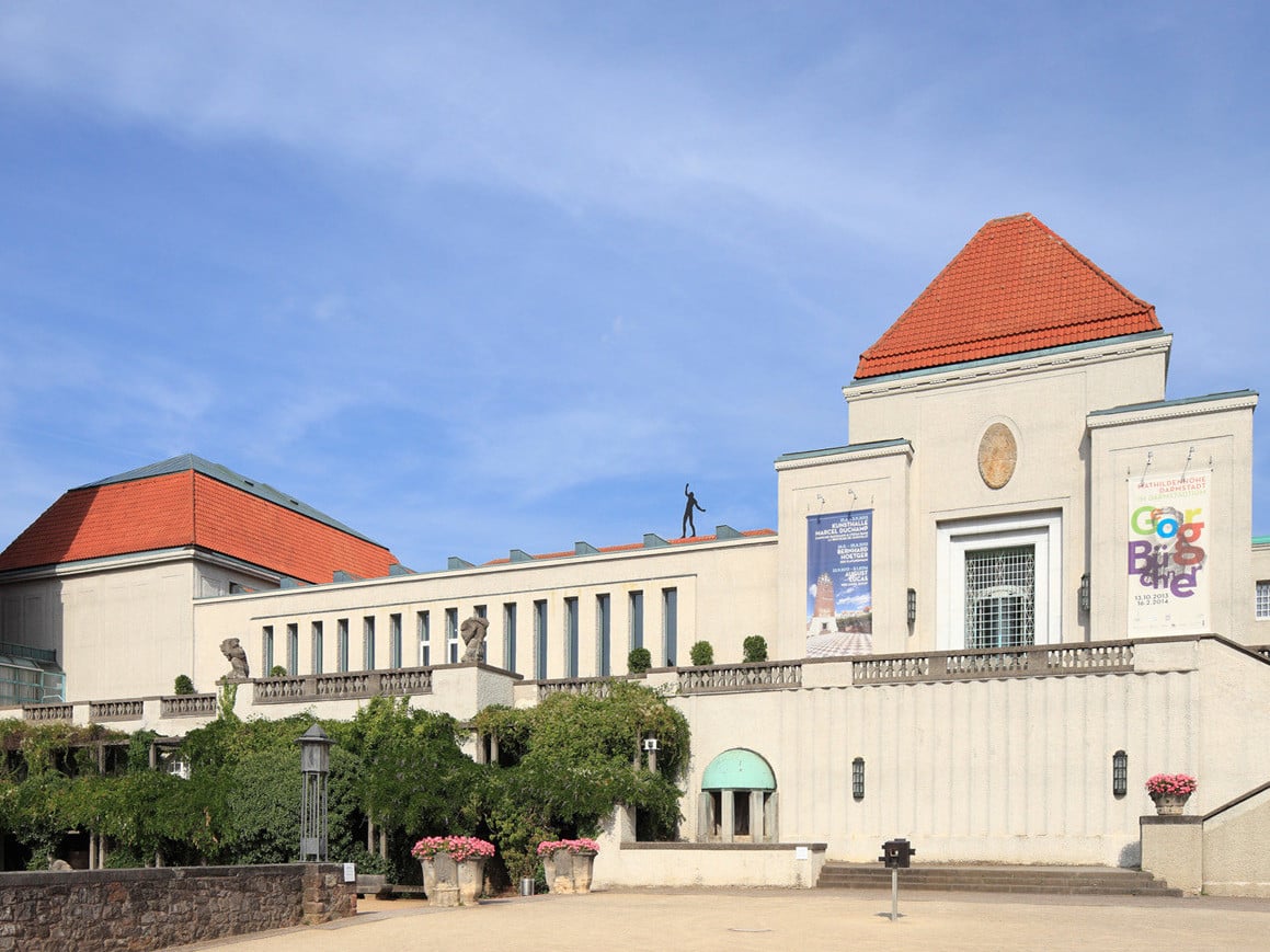 Das Ausstellungsgebäude zu Füßen des Hochzeitsturms (beides J. M. Olbrich) ist Teil der denkmalgeschützten Mathildenhöhe Darmstadt 