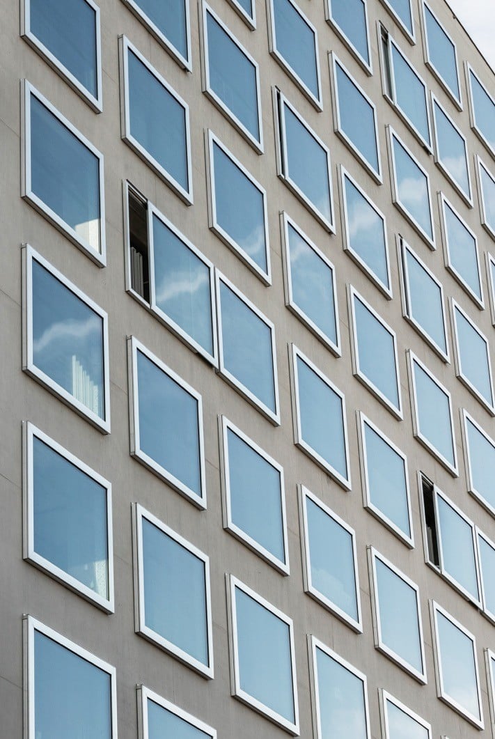 Die mit dem sogenannten air-lux-System ausgestatteten Fenster sind wie Bilderrahmen auf die Sichtbetonfassade aufgesetzt