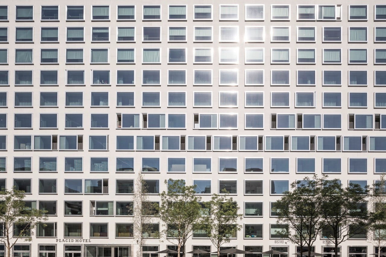 Die horizontal verschiebbaren Fenster lassen sich lautlos ohne sichtbare Führungsschienen bewegen