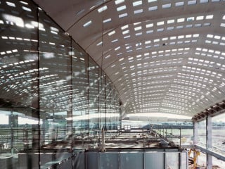 Der neue TGV-Bahnhof Gare de Montpellier Sud de France von Marc Mimram Architecture & Associés wird im Juli 2018 eröffnet. Palmblätter bildeten die Insprirationsquelle für die perforierte Dachkonstruktion aus Betonfertigteilen