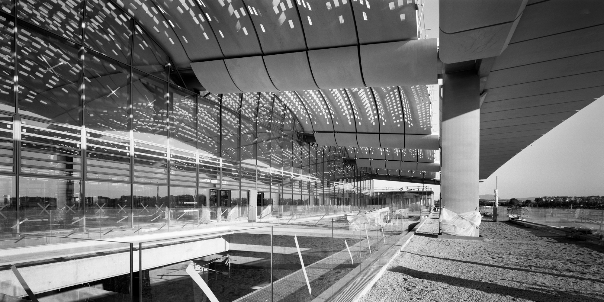 Eine Wartehalle nimmt zu Zweidritteln die Fläche unter vier der fünf Bögen ein. Im Osten schließt sich die Verteilerzone an, Rolltreppen und lange Rampen führen zu den Bahngleisen