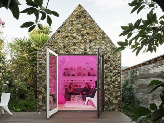 Das Studio Emerging Objects entwarf ein Minihaus, das mit dreidimensionalen Fliesen aus dem 3D-Drucker bekleidet ist