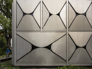 In Zürich-Seefeld haben Manuel Herz Architekten ein Mehrfamilienhaus mit einer außergewöhnlichen Metallfassade errichtet.
