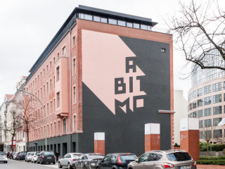 Das ehemalige Verwaltungsgebäude Alt-Moabit 103 wurde von AHM Architekten sainert, die durch den Abriss des Nachbarhauses einen Durchgang schufen und die Brandwand freistellten