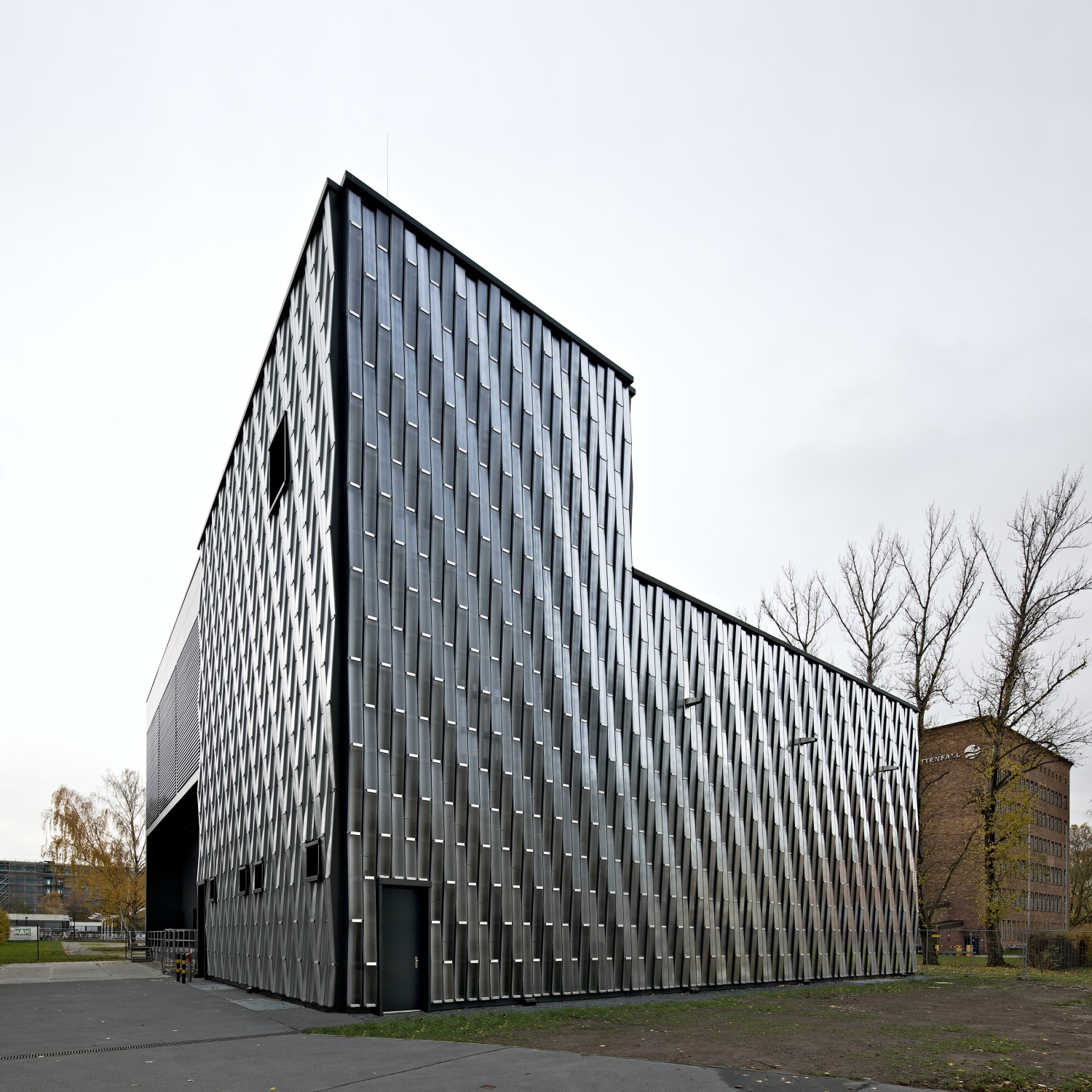 Die Fassade aus hinterlüfteten Profilglaselementen spiegelt den technischen Charakter des Gebäudes wider.