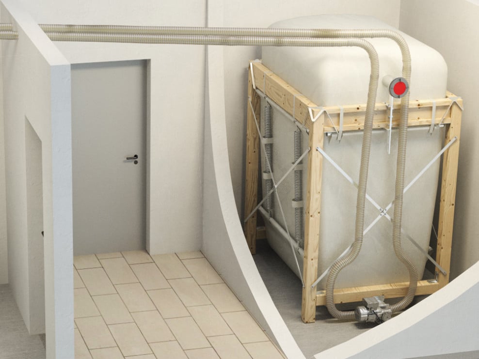 Ein Vakuumsaugsystem mit Förder- und Rückluftleitung verbindet den Pellet-Gewebesilo mit dem Heizkessel