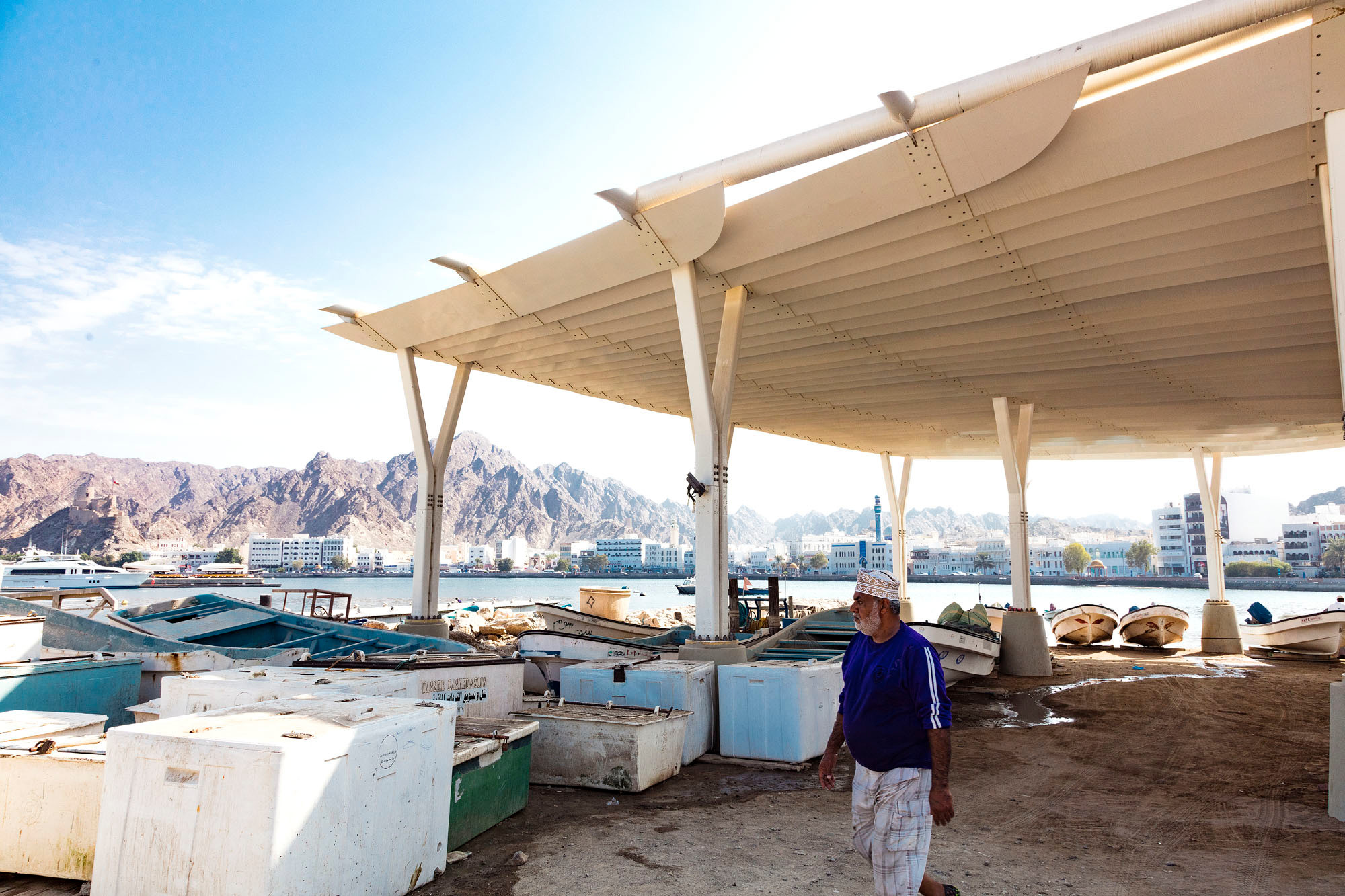 Tradition und Zukunft reichen sich die Hand: Die futuristische Aluminiumpergola reicht bis an die Anlegestelle der traditionellen Fischerboote aus Holz heran