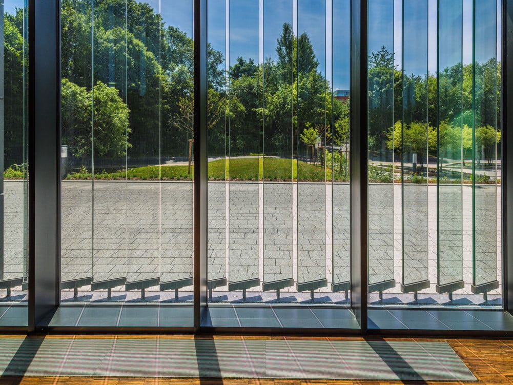 Für den Neubau des Deutschen Primatenzentrums in Göttingen hat der Hersteller Colt International ein vollautomatisches Sonnenschutzsystem entwickelt, das auf dem Einsatz der gefärbten Glaslamellen „Shadoglass" basiert