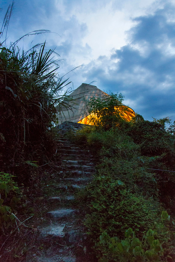 Über eine schmale Treppe gelangen Besucher hinauf