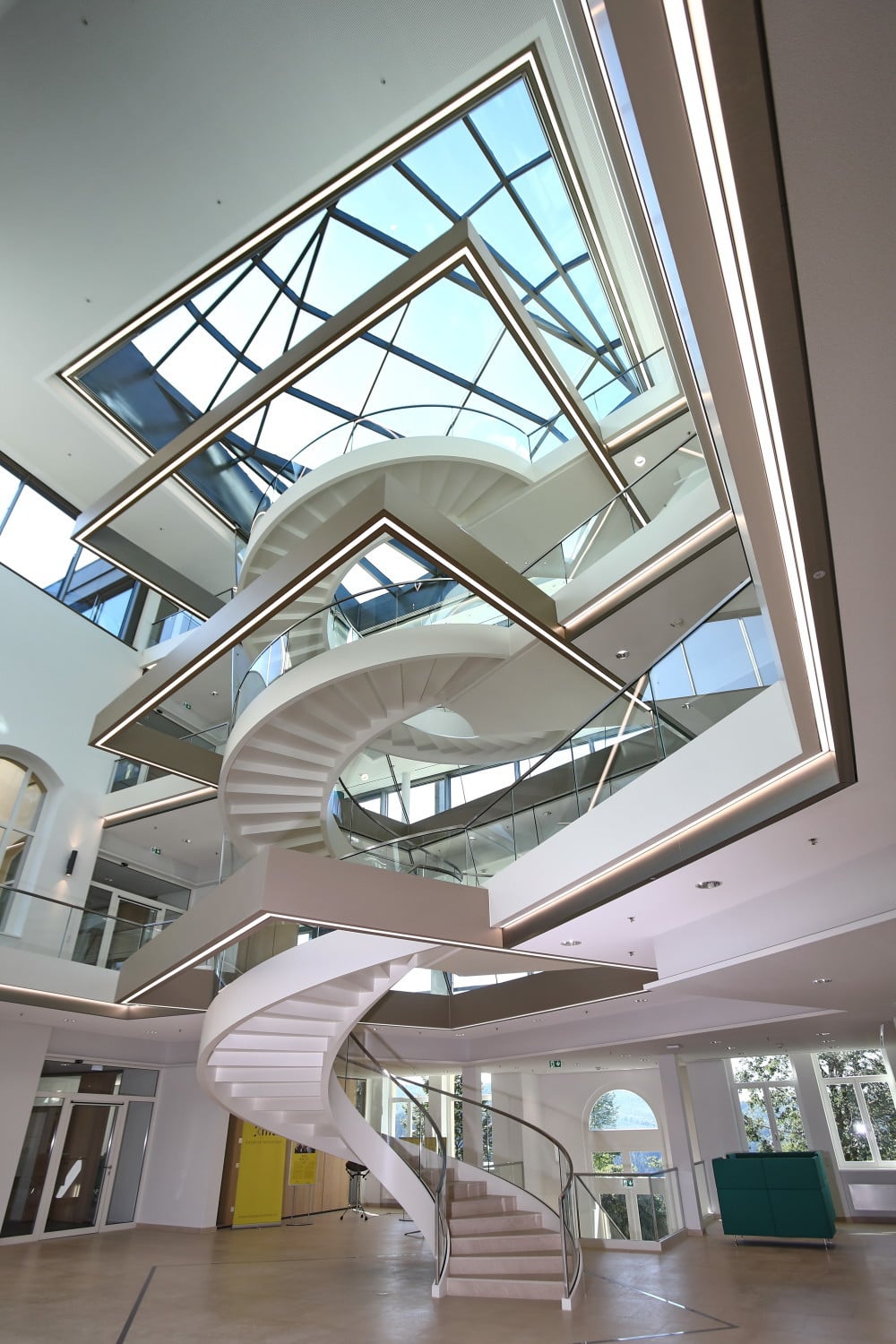 Der Entwurf für die viergeschossige Wendeltreppe stammt vom Mailänder Architekturbüro Il Prisma