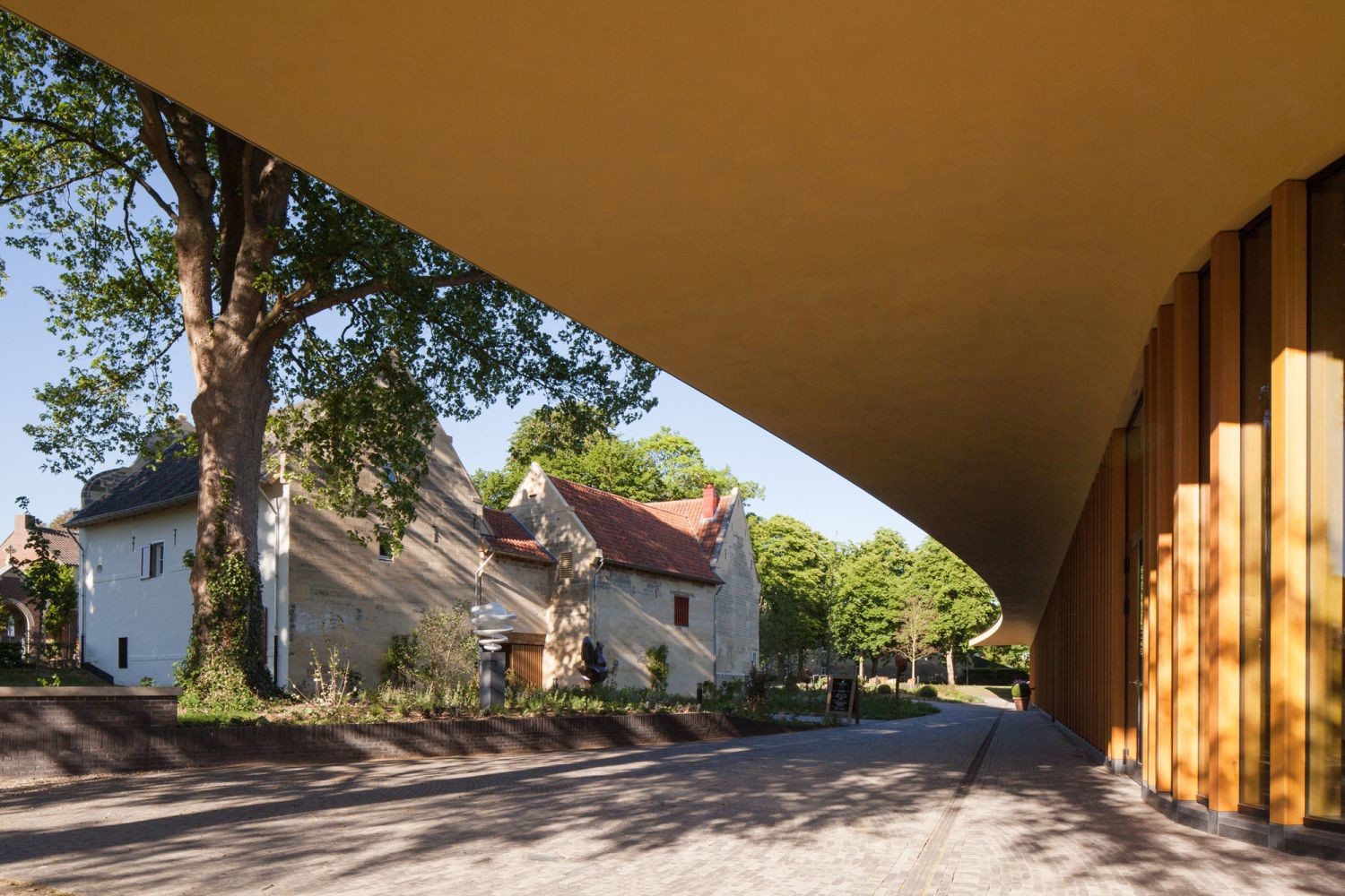Südlich des denkmalgeschützten Gutshofes schufen Mecanoo Architekten einen lang gestreckten Pavillon als modernes, repräsentatives Gegenüber 