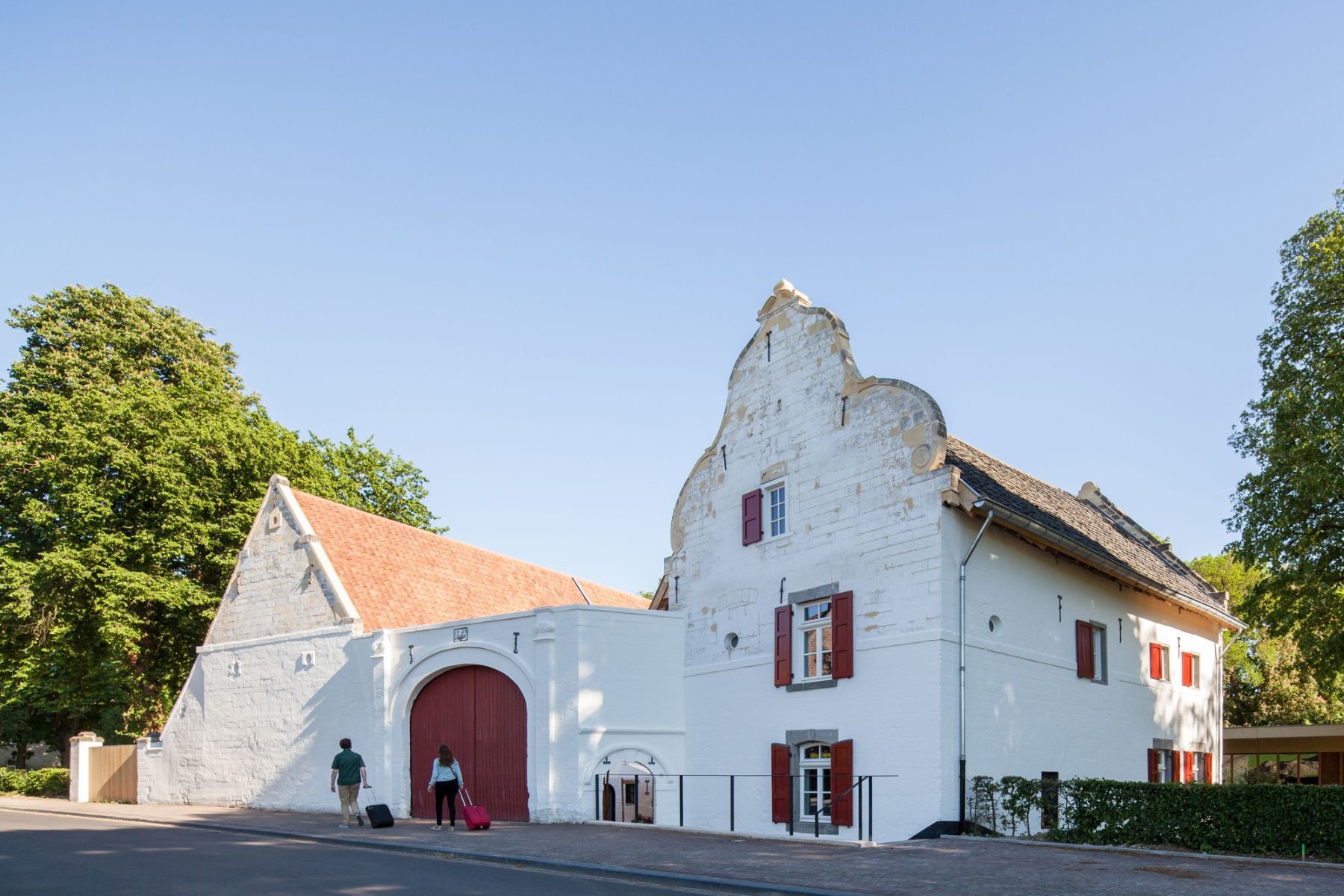 Der Gutshof fungiert als Eingangsbau des Anwesens an der nördlichen Verbindungsstraße Sint Gerlach