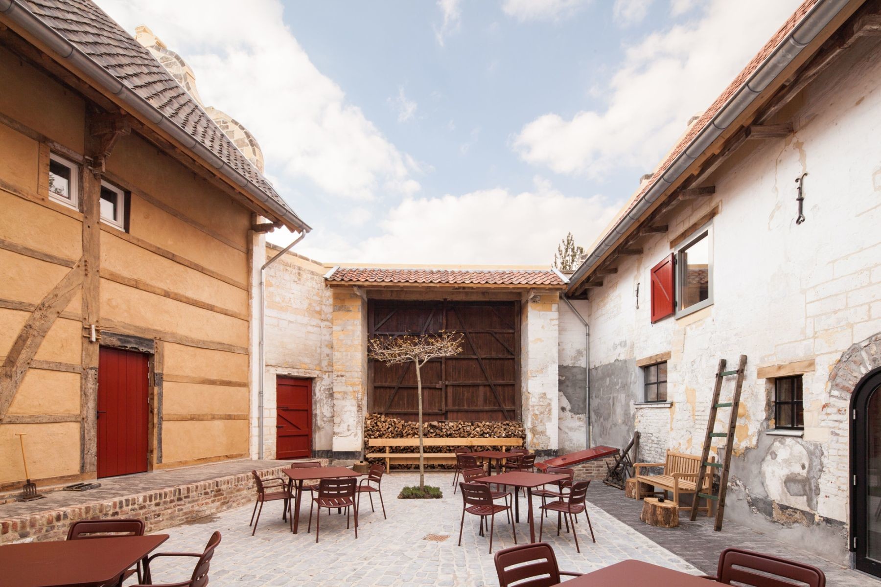 Innenhof des Bestands, der nach der Renovierung mehrere Veranstaltungsräume und ein Restaurant beherbergt
