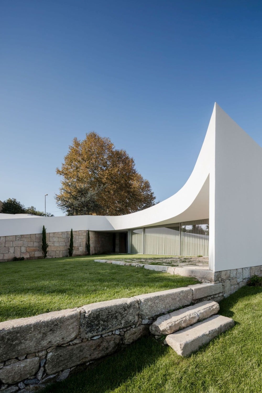 Um ein kantig-weißes Volumen zu erzielen und dem Bauwerk insgesamt homogene Wirkung zu verleihen, führten die Architekten von NOARQ die äußere Hülle einschließlich der Untersichten und Attiken mit einem Wärmedämmverbundsystem aus