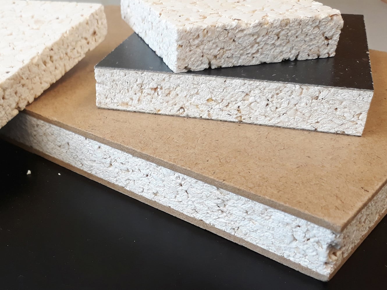 Auf der Suche nach einer Alternative zur relativ schweren Spanplatte haben Wissenschaftler der Uni Göttingen in einem Forschungsprojekt leichte Sandwichplatten mit einem Kern aus Popcorn entwickelt